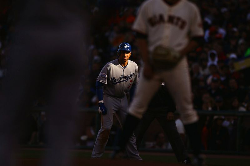Джеймс Луни из «Los Angeles Dodgers» занял место на первой базе во время бейсбольного матча с «San Francisco Giants» 1 августа в Сан-Франциско. (Ezra Shaw/Getty Images)