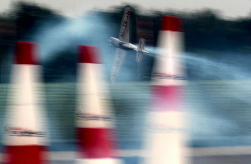 Тренировочный полет Ханнеса Арка на соревнованиях в Лаузетце, Германия, 6 августа. (Hamish Blair/Getty Images for Red Bull Air Race)