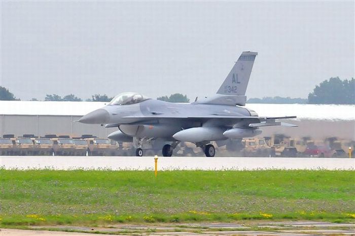 Самолет F-16 совершил экстремальную посадку (24 фото)