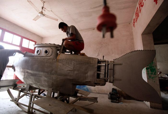 Китайский крестьянин сделал миниатюрную подводную лодку (6 фото)
