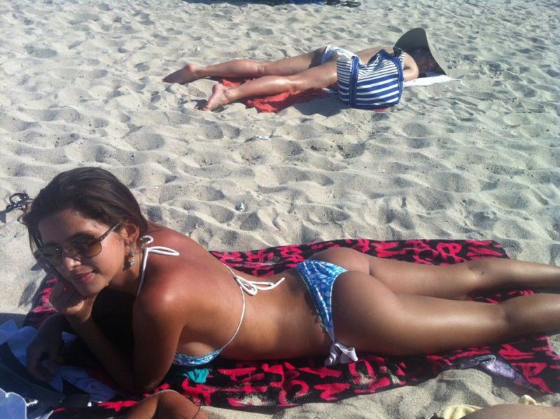 Сладкая малышка Bailey демонстрирует свое тело на пляже