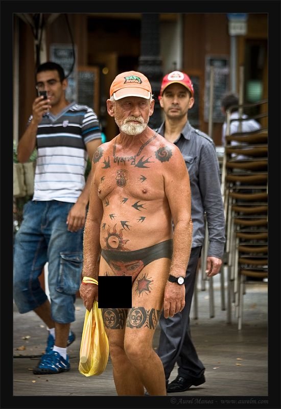 Голый татуированный старик (20 фото)