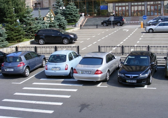 Автомобили и парковки Киева (50 фото)