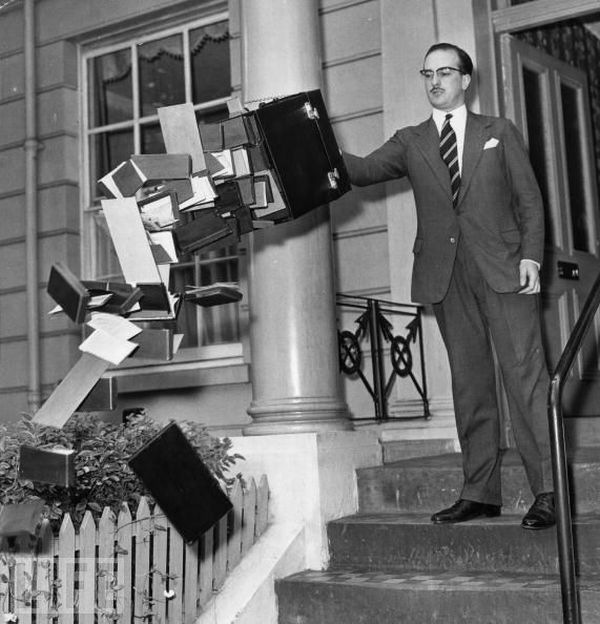 анти-воровская сумка , 1963<br>Изобретатель John H T Rinfret демонстрирует свою анти-воровскую сумку. <br>Как только вор потянет за кейс, всё содержимое выпадет и ему не удастся ничего своравать.