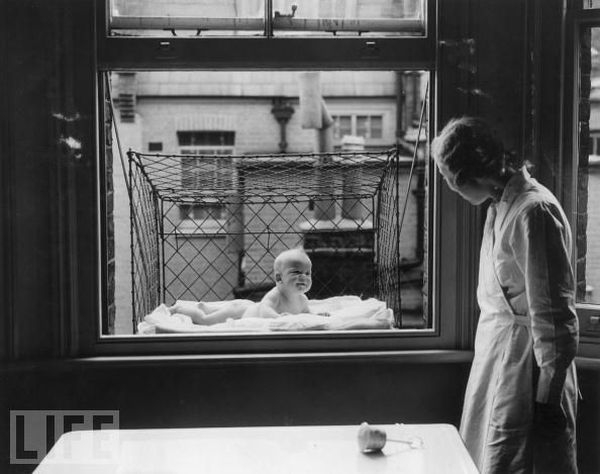 Клетка для Ребенка, 1937. <br>Если вы не хатите держать ребёнка дома, но и не желаете, чтоб он бродил по улице, отличный вариант-клетка для ребёнка.
