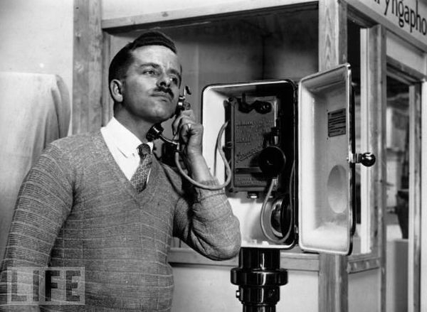 Ларингофон, 1929. <br>Устройсто для передачи вибрации голосовых связок. Так образом можно изменить свой голос, чтобы вас не узнали.
