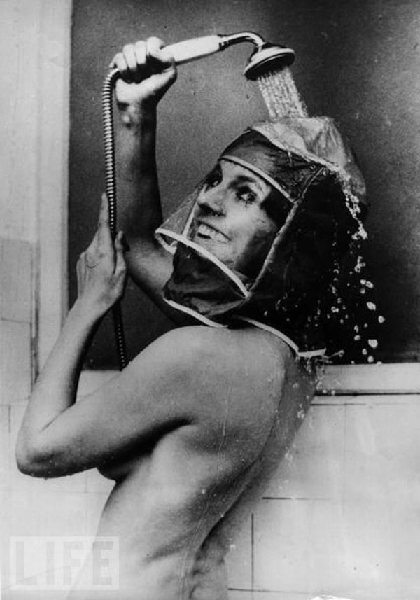 Шлем для душа, 1970.<br>Специальный шлем для женщин, который позволял им принимать душ с косметикой на лице.