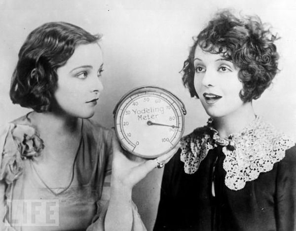 Йодльметр, 1925.<br>Две девушки измеряют Йодльметр-это человеческие напевы. 