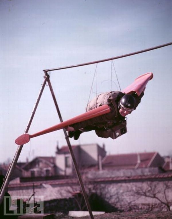 Костюм птицы, 1955.<br>Изобретатель Валентин умер, когда его изобретение подвело его после выпрыгивания из самолета в 1956.