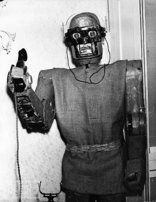 Отвечающий по телефону Робот, 1964
