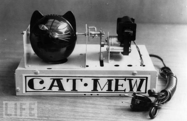 Кото-робот, 1963.<br>Этот механический кот, может мяукать 10 раз в минуту, при этом у него освещаются глаза, сделано это для отпугивания мышей.