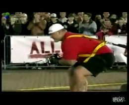 Силач удерживает Ламборджини