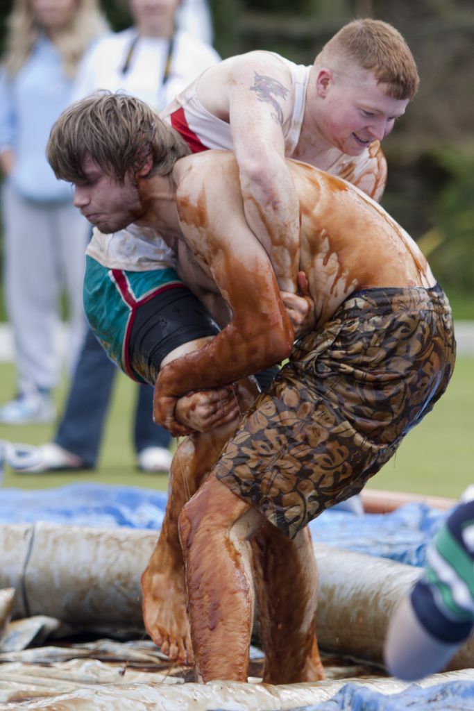 В Англии прошел чемпионат по борьбе в мясной подливе (25 фото)