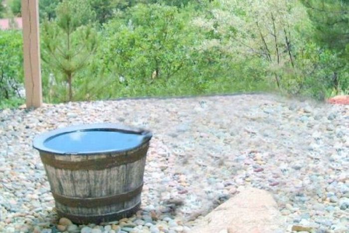 Вода из этой бочки куда-то девается!!! (4 фото) Вода из этой бочки куда-то девается!!! (4 фото)