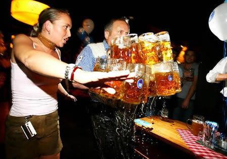 Больше всего бокалов с пивом<br>Смог перенести Рейнвард Вуртц, житель Австралии, кто смог перенести 20 больших бокалов пива на расстояние в 40 метров. Стоит отметить, что каждый бокал весил 2,5 килограмма, так что нести все это было очень непросто. Предыдущий рекорд принадлежал барменше из Германии Аните Шварц.