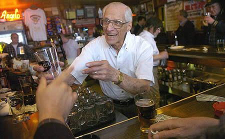 Самый опытный бармен<br>Ангело Каммарата, наверное, является самым опытным барменом, опыт работы которого насчитывает 77 лет (!). Каммарата не просто бармен, он работает в собственном баре, где ему очень нравится. Построил бар еще его отец-иммигрант, в 1935 году, и Ангело начал работать в этом баре с самых, что называется, пеленок.