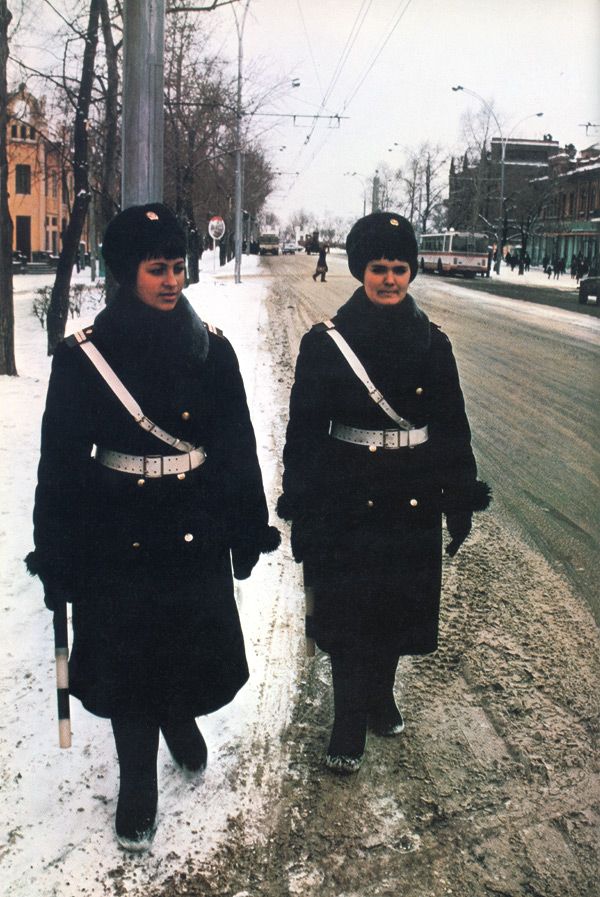Женщины-регулировщицы в Хабаровске. Советская конституция декларирует равноправие полов.