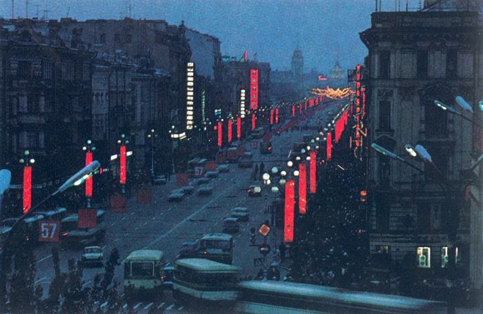 Ленинград. Невский проспект украшен по случаю 7-го Ноября, очередной годовщины революции 1917 года.