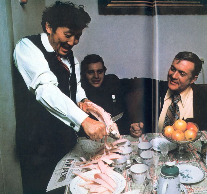 Якутский народный артист Гавриил Колесов готовит строганину для автора книги Барта Макдауэлла (справа) и переводчика Геннадия Соколова.