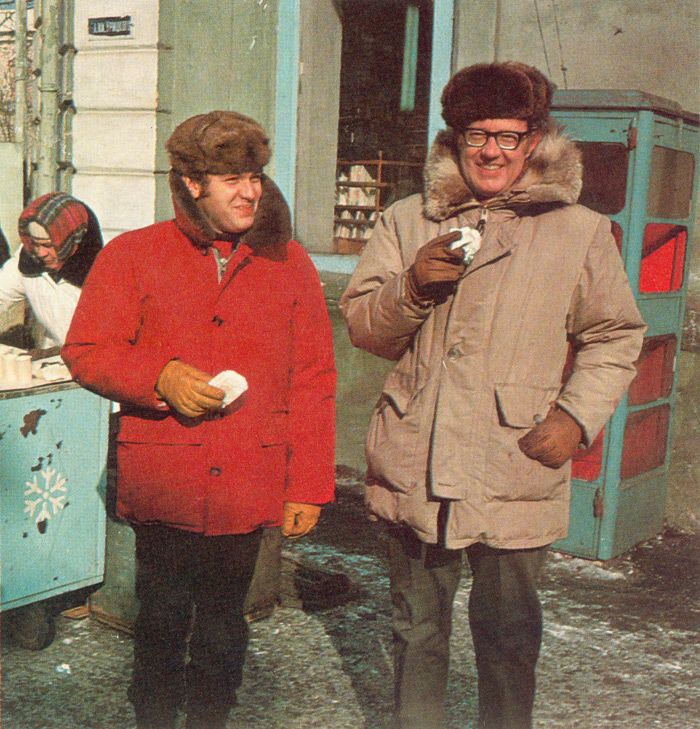 Фотограф Дин Конгер (справа) и переводчик Геннадий Соколов в Иркутске. 