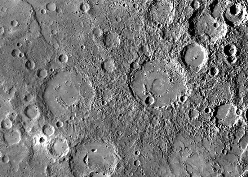Рельеф на поверхности Меркурия, включая кратеры Киплинга (внизу слева) и Стейхена (вверху справа). Снимок был сделан 29 сентября кораблем НАСА «MESSENGER». (NASA/Johns Hopkins University Applied Physics Laboratory/Carnegie Institution of Washington)