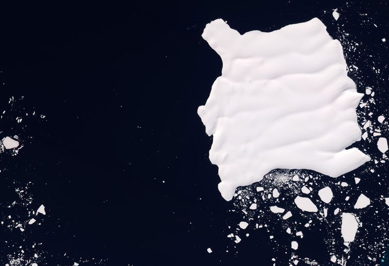 Ледник Мерц плывет у берегов Восточной Антарктики вдоль побережья Джорджа V 10 января. Аппарат ALI на спутнике EO-1 сделал этот снимок айсберга в естественном цвете, отделившегося от ледника. (NASA Earth Observatory/Jesse Allen/NASA EO-1 team)