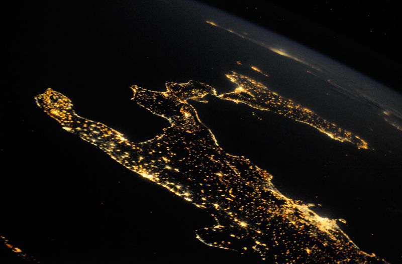 Фотография, сделанная астронавтом Дугласом Х. Уилоком на борту Международной космической станции 22 августа. «Вся красота Италии ясной летней ночью в объятиях Средиземного моря. Можно увидеть множество красивых подсвечивающихся островов и линию берега, включая Капри, Сицилию и Мальту. Вдоль побережья особенно выделяются Неаполь и вулкан Везувий». (NASA/Douglas H. Wheelock)