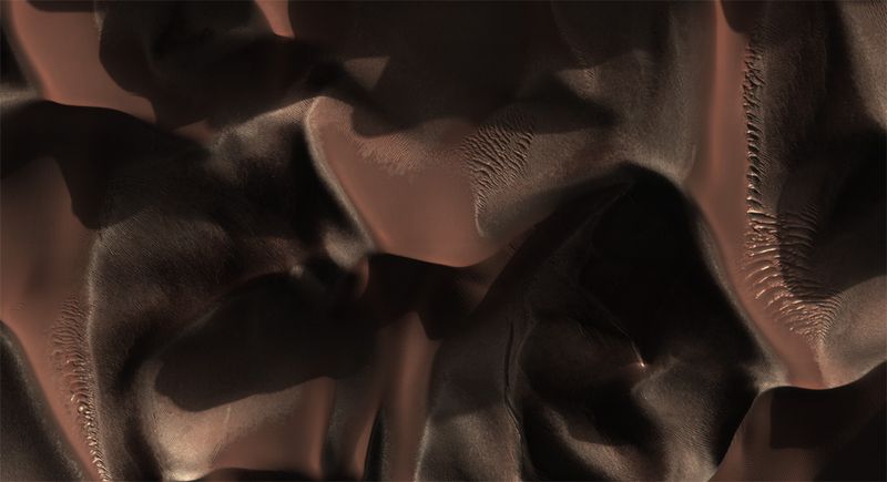 Дюны в кратере Матара на Марсе 24 июля. (NASA/JPL/University of Arizona)