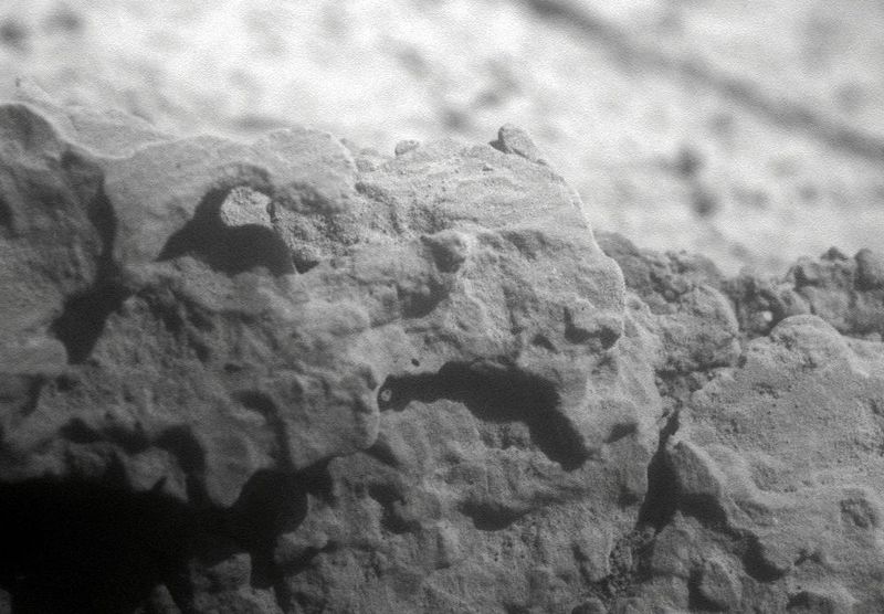 Марсоход «Opportunity» использует свою микроскопическую камеру для более детального снимка камня на поверхности Марса 17 февраля. (NASA/JPL)