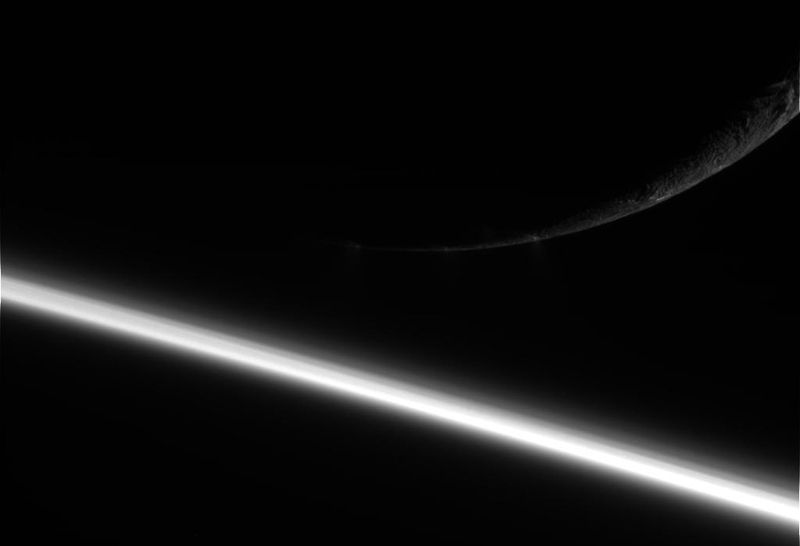 Сатурн и его спутник Энцелад. Фото сделано космическим аппаратом «Кассини» 13 августа. (NASA/JPL/Space Science Institute)