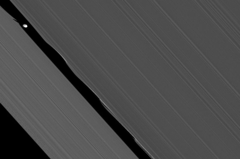 «Кассини» сделал свой самый на этот момент детализированный снимок спутника Сатурна Дафниса, приблизившись к нему на 75 000 км 5 июля. (NASA/JPL/Space Science Institute)