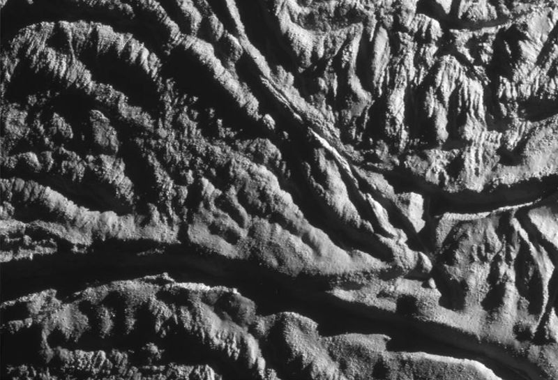 «Кассини» удалось сделать детальный вид поверхности спутника Сатурна Энцелада 13 августа. (NASA/JPL/Space Science Institute)