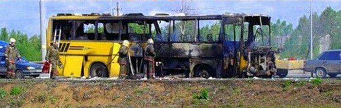 Автобус загорелся во время экскурсии (4 фото)