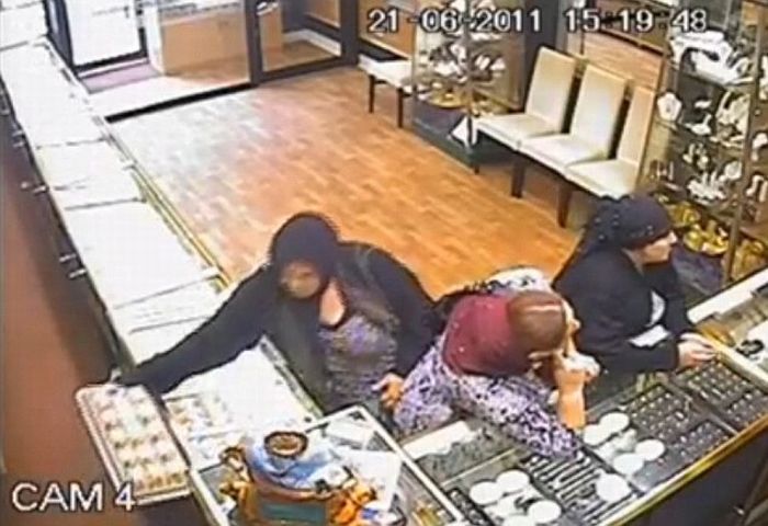 Цыгане ограбили ювелирный магазин (3 фото + 1 видео)