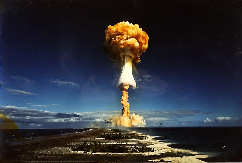 Первое испытание ядерного оружия во Франции (4 фото)