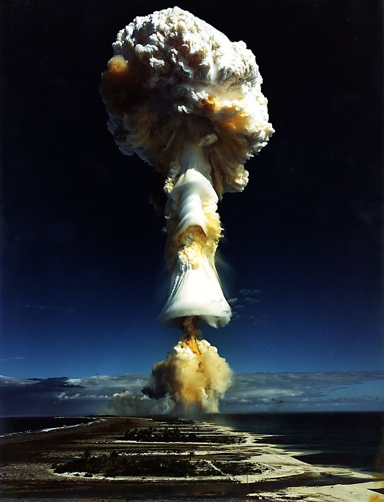 Первое испытание ядерного оружия во Франции (4 фото)