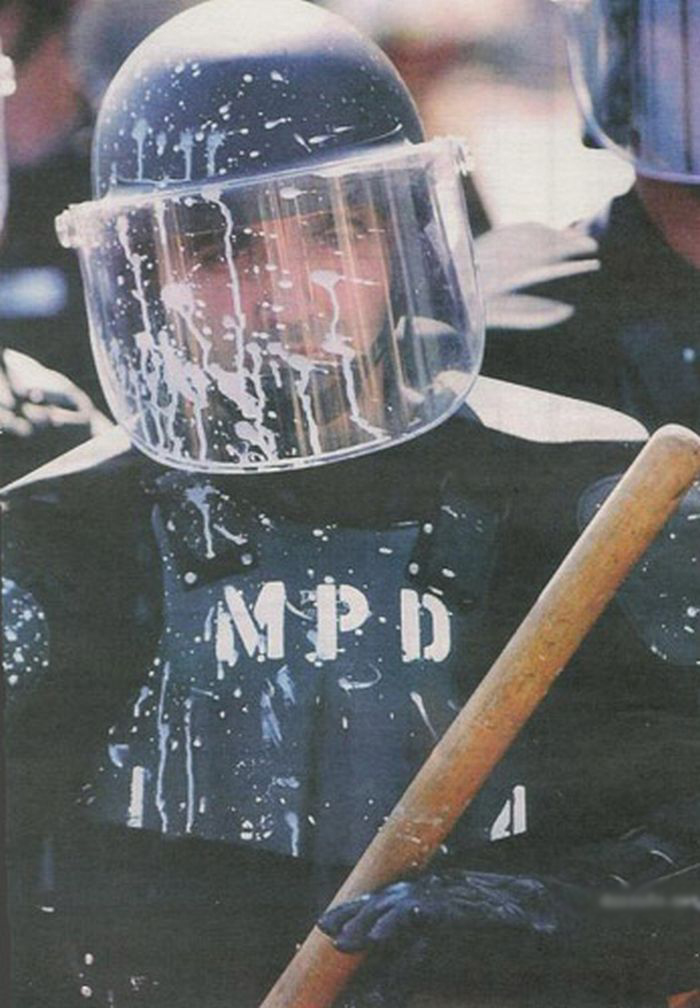 Тяжелые будни милиции и полиции (25 фото)