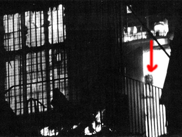 19 ноября, 1995 года здание мэрии Вэма (Шропшир, Англия) сгорело дотла. Множестов зевак собралось посмотреть на пожар этого древнего здания, построенного в 1905. Тони О’Рахилли снимал пожар с другой стороны улицы. На одной из фото видна полупрозрачная фигура девочки, стоящая в дверном проеме. Ни О’Рахилли, ни другие наблюдатели или пожарники не помнят девочки во время пожара. Судя по историческим документам 1677 пожар уничтожил многие деревянные дома в городе. По легенде, маленькая девочка по имени Джэейн Чарм случайно подожгла крышу свечкой. Многие верят что ее привидение живет на этой территории.