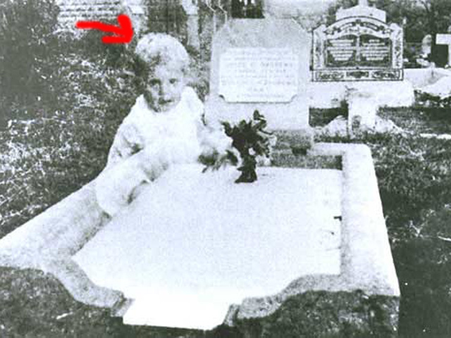 Женщина по имени Эндрюс посещала могилу своей дочери Джойс, которая умерла в 17 лет. Эндрюс не видела ничего необычного, когда делала снимок могильной плиты. Когда пленку проявили Эндрюс была ошеломлена изображением маленького ребенка, сидящего рядом с могилой. Ребенок-привидение похоже видел Эндрюс так как он смотрит прямо в объектив.В 1982 году фотограф Крис Брэкли сделал снимок интерьера лондонской церкви Св. Ботольфа, но никак не ожидал того что увидел на пленке. В правом верхнем углу можно увидеть фигуру женщины. По словам Брэкли в церкви было только трое людей и не один из них не находился в том месте где видна фигура.
