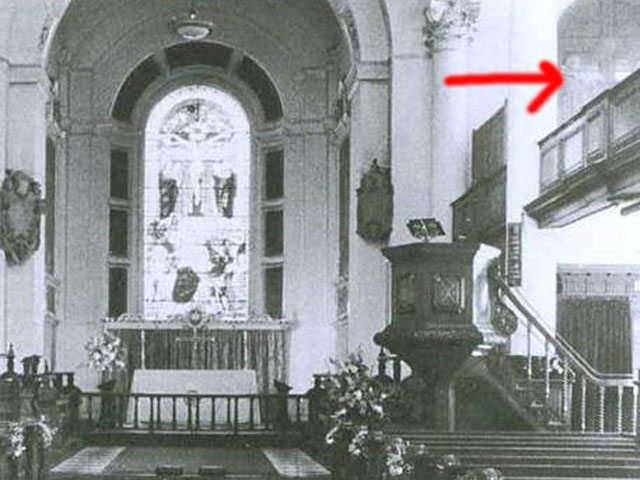 В 1982 году фотограф Крис Брэкли сделал снимок интерьера лондонской церкви Св. Ботольфа, но никак не ожидал того что увидел на пленке. В правом верхнем углу можно увидеть фигуру женщины. По словам Брэкли в церкви было только трое людей и не один из них не находился в том месте где видна фигура.