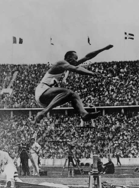 Легкоатлет Джесси Оуэнс побеждает на Олимпийских играх 1936 года в Берлине (фюрер говорят, был вне себя от такого позора арийцев).