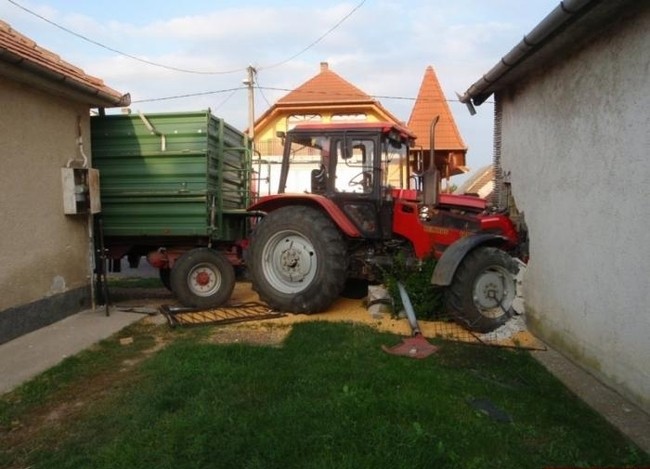 Лихач на тракторе (4 фото)