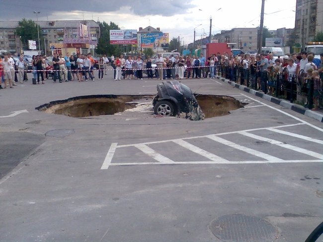 Opel провалился под землю в Дзержинске (9 фото)