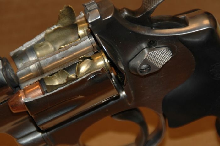 Разорвавшийся пистолет (4 фото)
