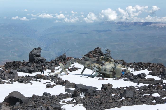 На склонах Эльбруса больше 2-х месяцев лежит упавший Ми-8 (11 фото)