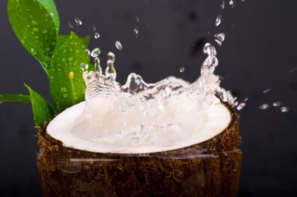 Кокосовая вода<br>Считается, что кокосовую воду (не молоко) можно в крайних случаях использовать как заменитель плазмы человеческой крови, и это правда. Эта жидкость (не кокосовое молоко, которое выделяется из мякоти кокоса, а именно прозрачная жидкость, находящаяся в плодах) стерильна и имеет идеальный уровень pH. Эта жидкость используется растением как источник питательных веществ для зародыша.