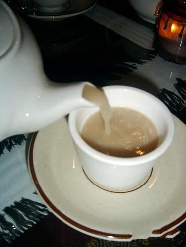Масляный чай<br>Масляный чай, или Po Cha — традиционное питье в Тибете, которое делается из соли, чая и масла, получаемого из молока яков. Обыкновенный житель Тибета выпивает в день до 50-60 чашек такого чая! Некоторые гурманы добавляют в напиток немного муки, как мы добавляем сахар.