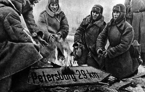 Во время Второй мировой войны Германия, как и Советский Союз, испытывала недостаток пищи, из-за чего в пищу употреблялись собаки, кони и экзотические животные из зоопарков.