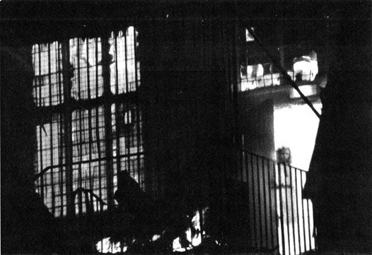 Горящая девочка Фотография сделана местным жителем Tony O Rahilly 19.09.1995г., когда вShropshire, Англия сгорело здание. В тот момент, когда Тонифотографировал, ни он, ни люди, стоявшие рядом, не увидели девочку,стоящую в дверном проеме. После проверки эксперты заявили, что фотоподленное. Это здание уже сгорело один раз в 1677 году. В том году маленькаядевочка Jane Churm случайно подожгла здание свечкой. С тех пор призракдевочки часто видели в городе.