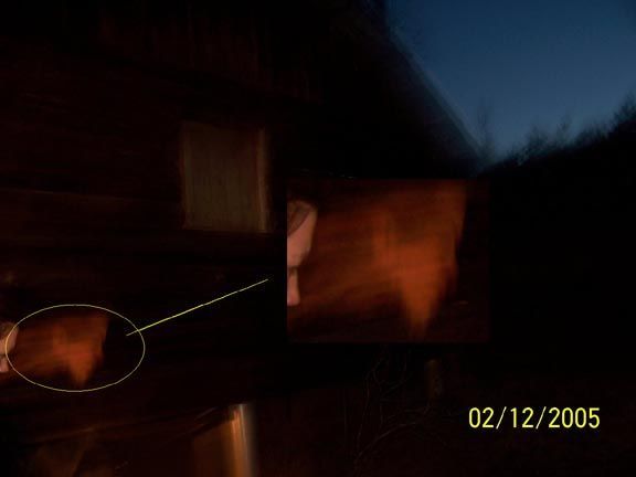 Missileman: Я, моя дочь и зять нашли заброшенный охотничий домик влесах штата Джорджия. Мы решили его сфотографировать. Во время съемкимоя дочь почувствовала, что мимо нее что-то пролетело. Какое же былонаше удивление, когда мы посмотрели фотографии на компьютере.